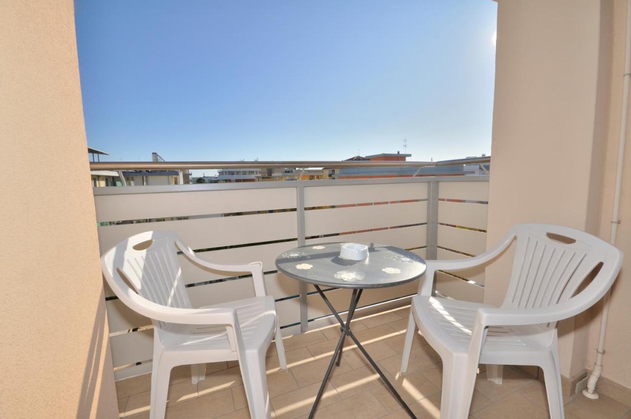 Condominio Bristol Bibione Buitenkant foto